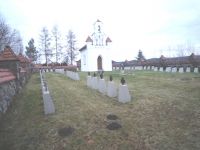 Kirche mit Grabanlage